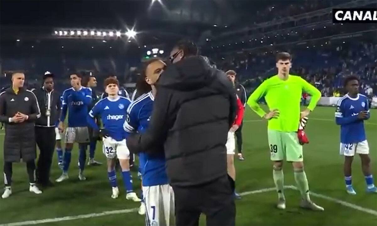 Dijego Moreira i navijači Strazbura (3).jpg