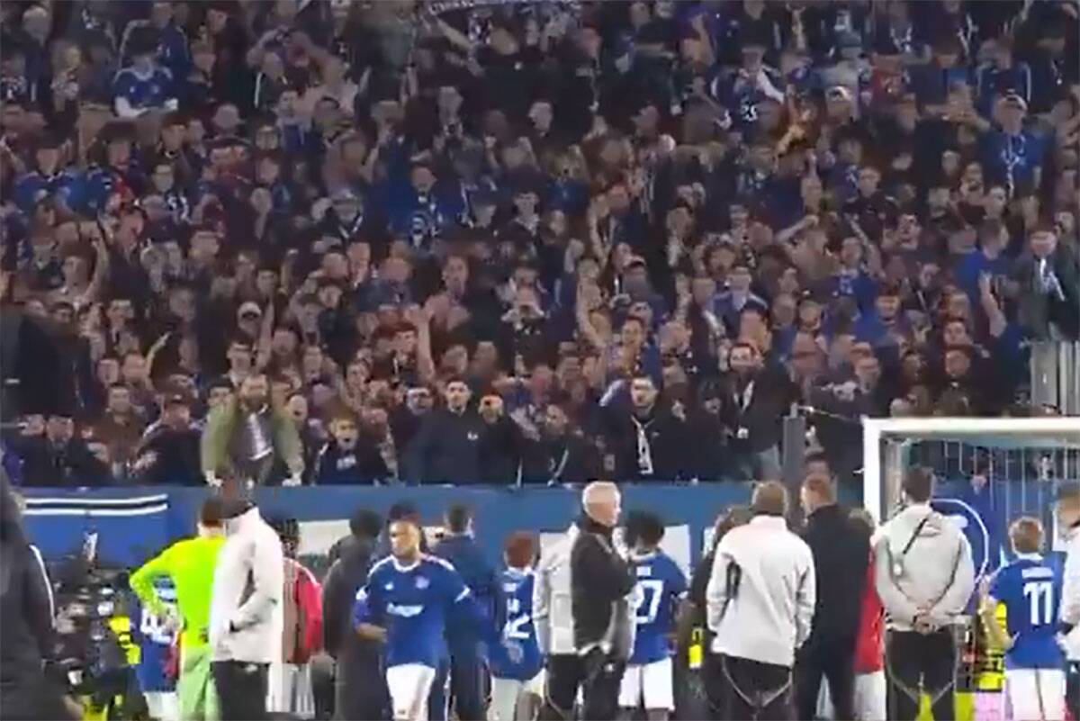 Dijego Moreira i navijači Strazbura (5).jpg