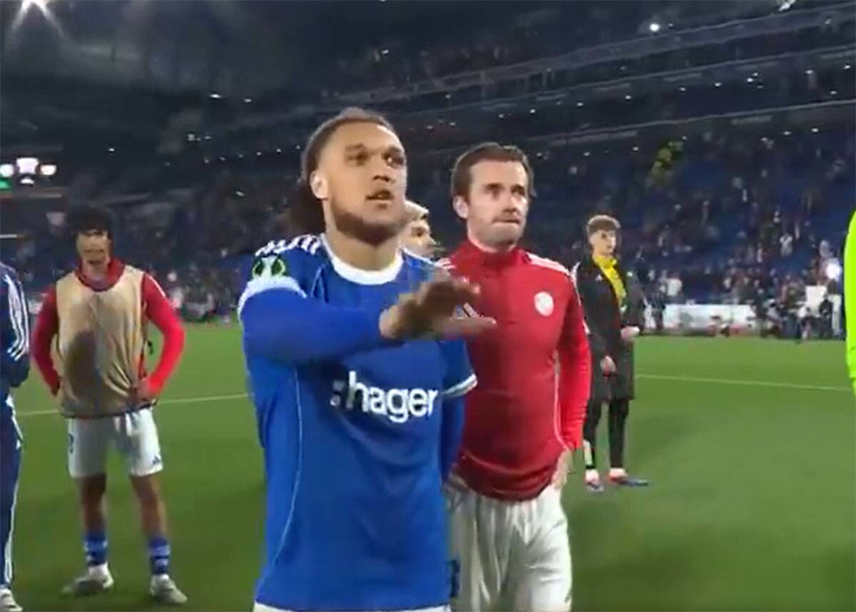 Dijego Moreira i navijači Strazbura (6).jpg