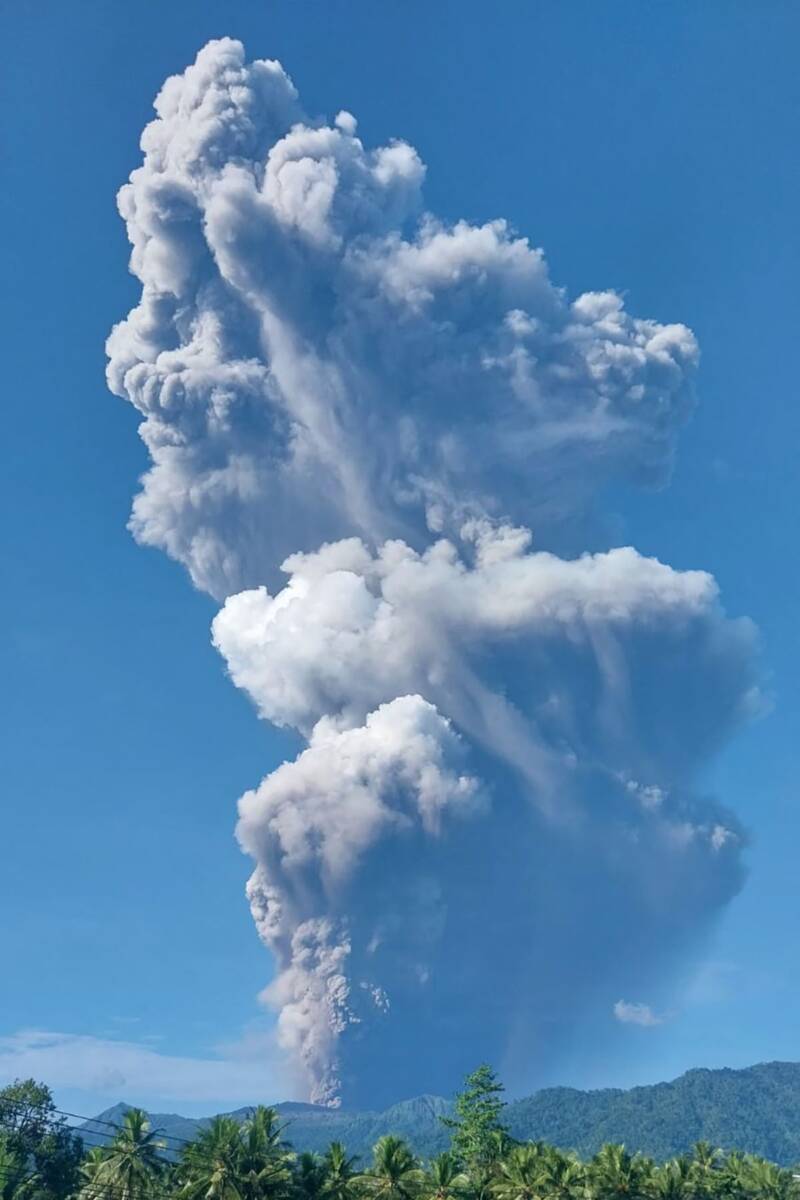 Erupcija vulkana Maunt Dukono u Indoneziji  (3).jpg
