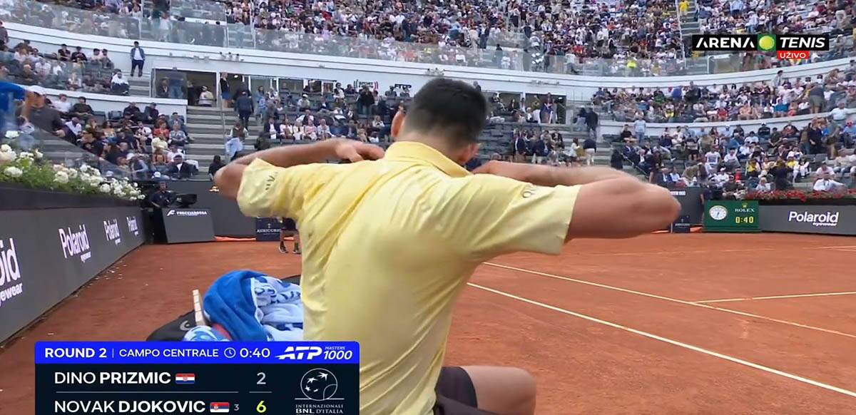 Novak Ðoković povreda ramena4.jpg