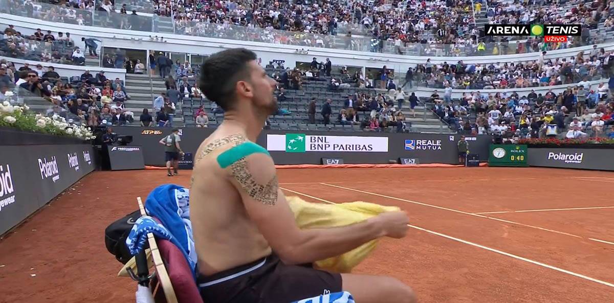 Novak Ðoković povreda ramena6.jpg