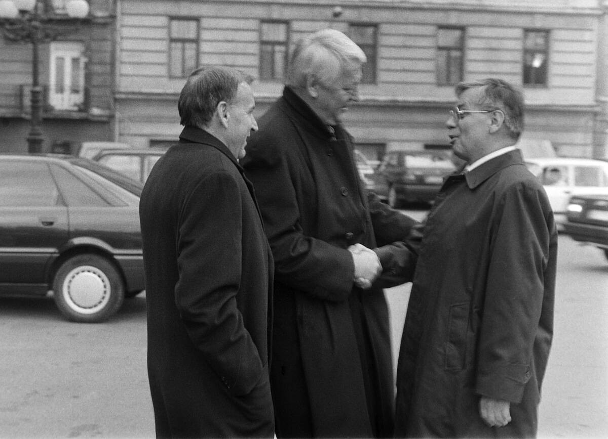 Vladimir Cvetković i Dragan Džajić u pozdravu sa Božidarom Martinovićem iz Partizana