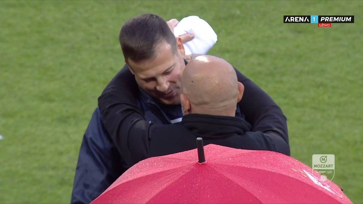 Nenad Lalatović i Dejan Stanković se grle (3).jpg