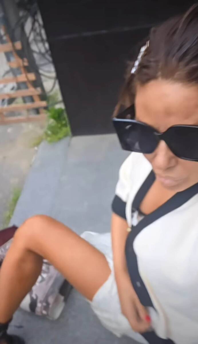 Ana Nikolić sedi na trotoaru i zavrće haljinu (1).jpg