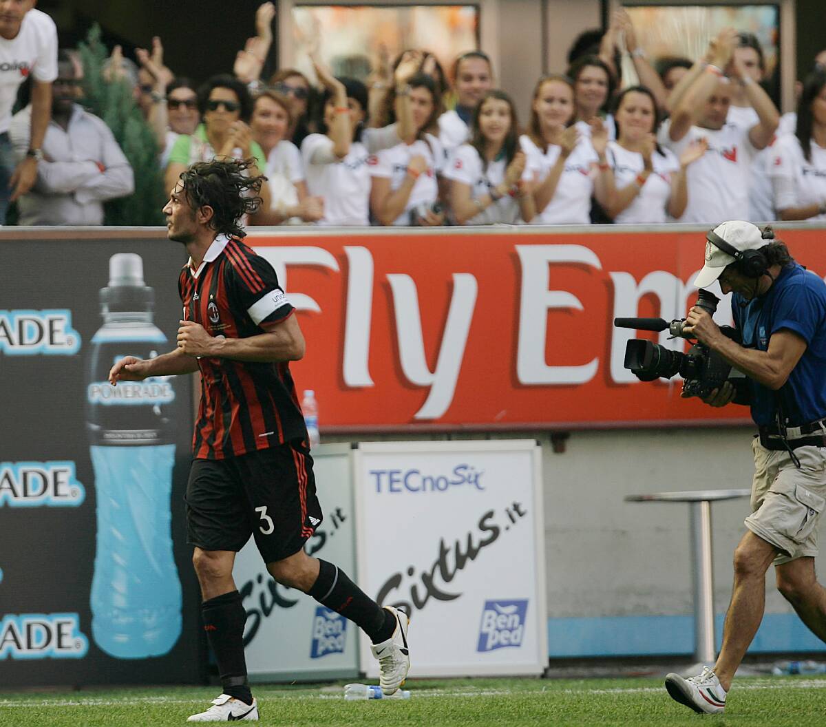 Paolo Maldini trči počasni krug u Milanu