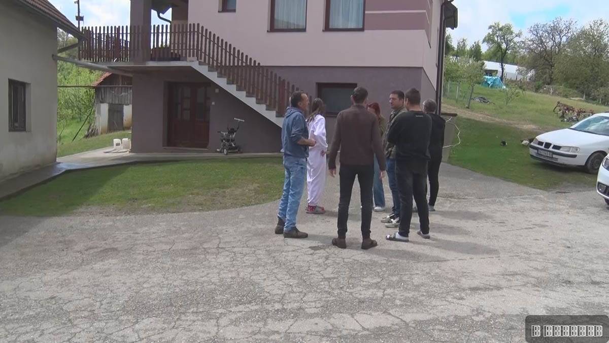 Veljko (26) sa suprugom Tijanom ostao na dedovini.jpg