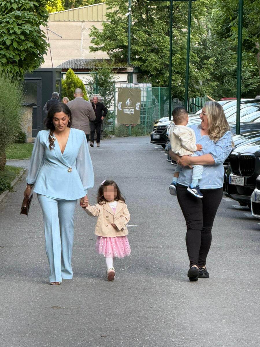 Nadica Ademov sa kovertom kod Ljube na slavlju (3).jpg