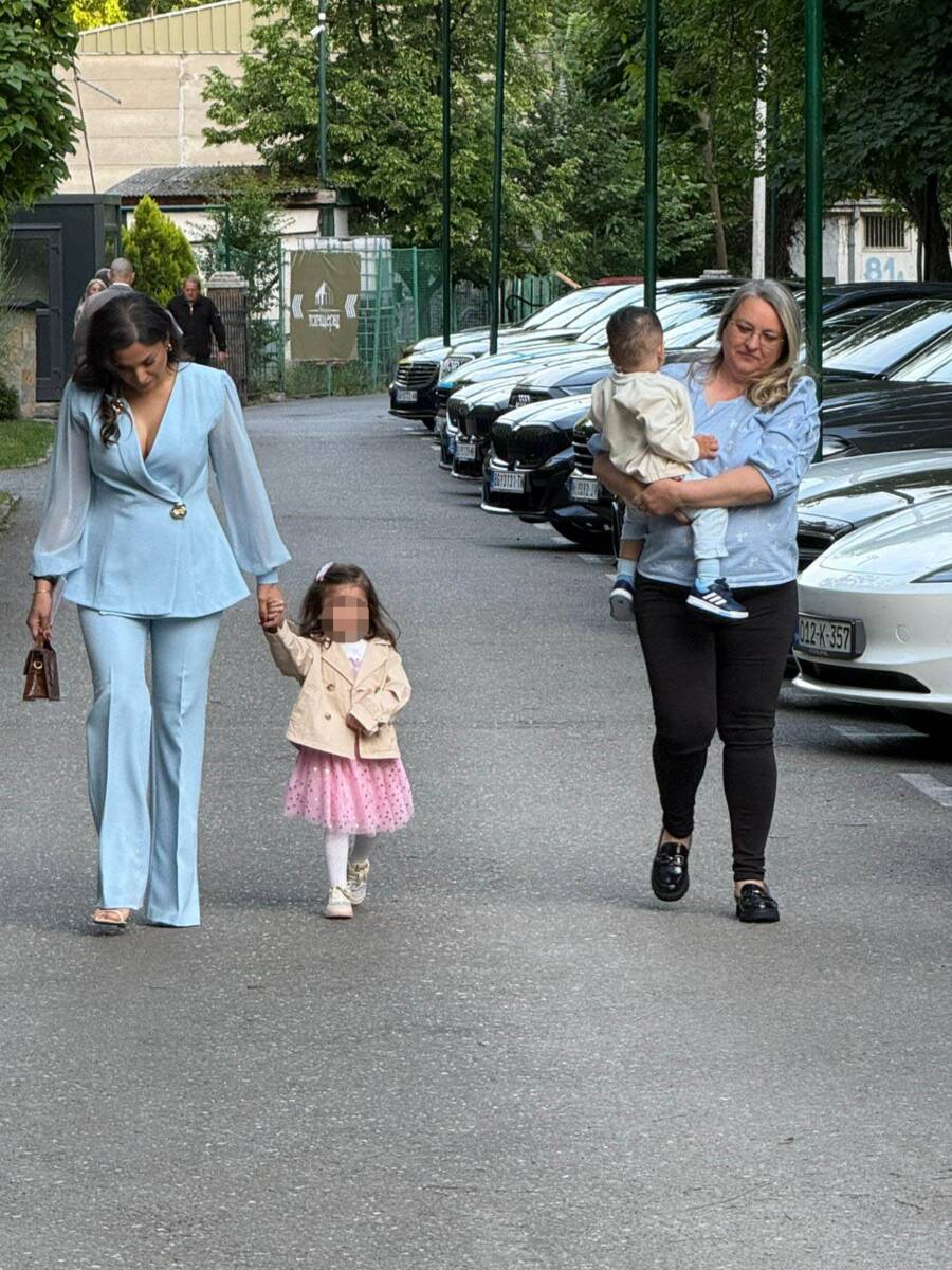 Nadica Ademov sa kovertom kod Ljube na slavlju (4).jpg