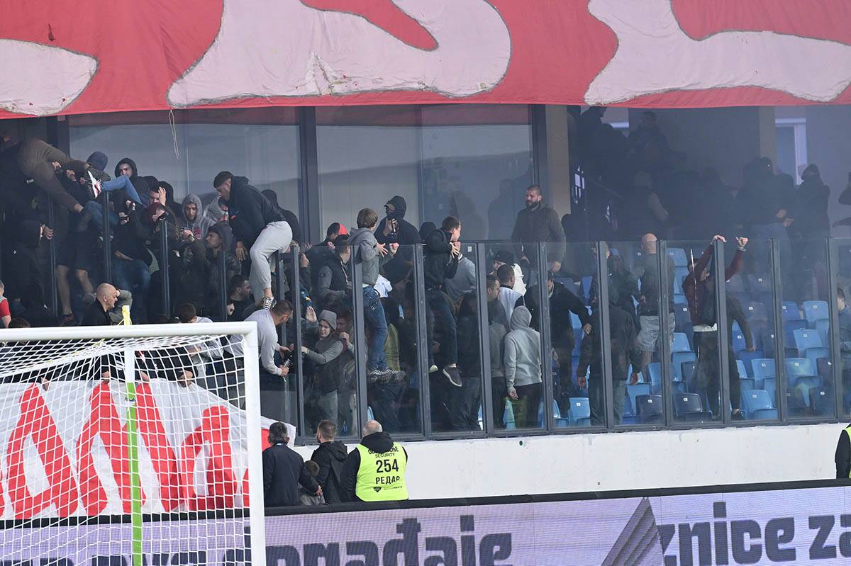 haos na kupu Srbije Crvena Zvezda - Vojvodina (2).jpg