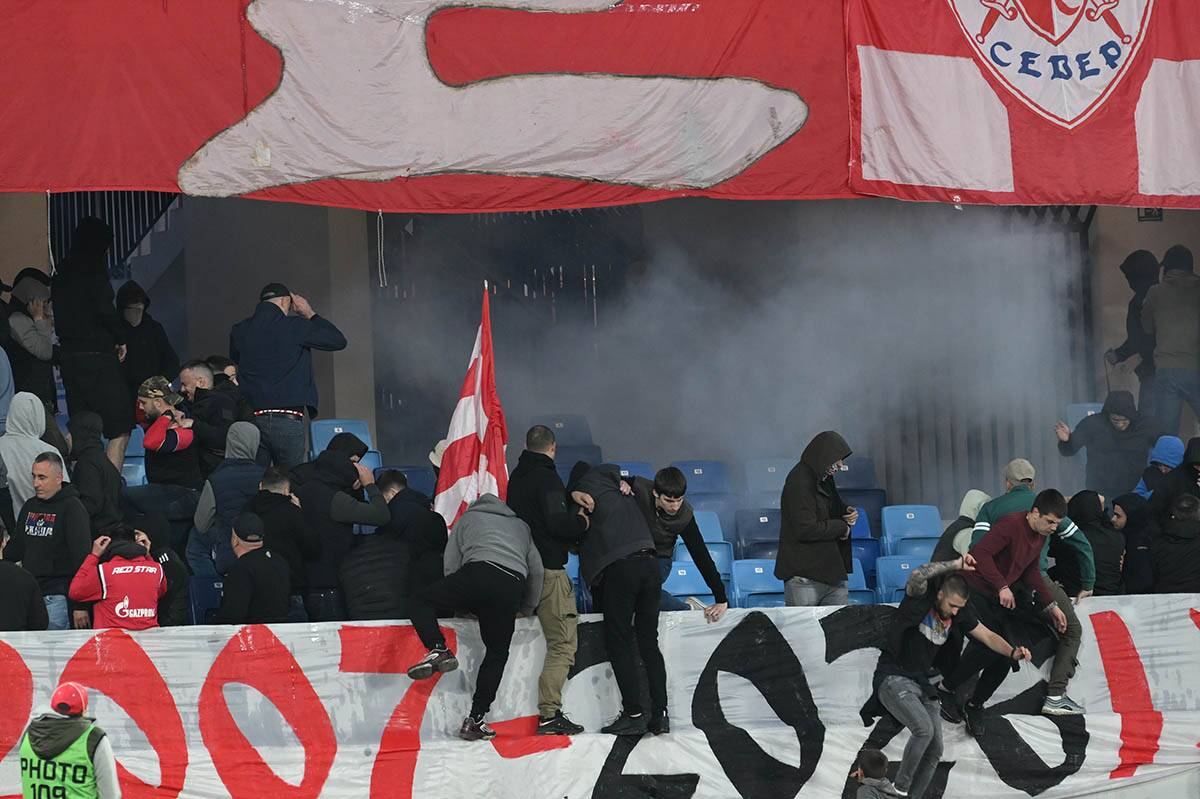 haos na kupu Srbije Crvena Zvezda - Vojvodina (3).jpg