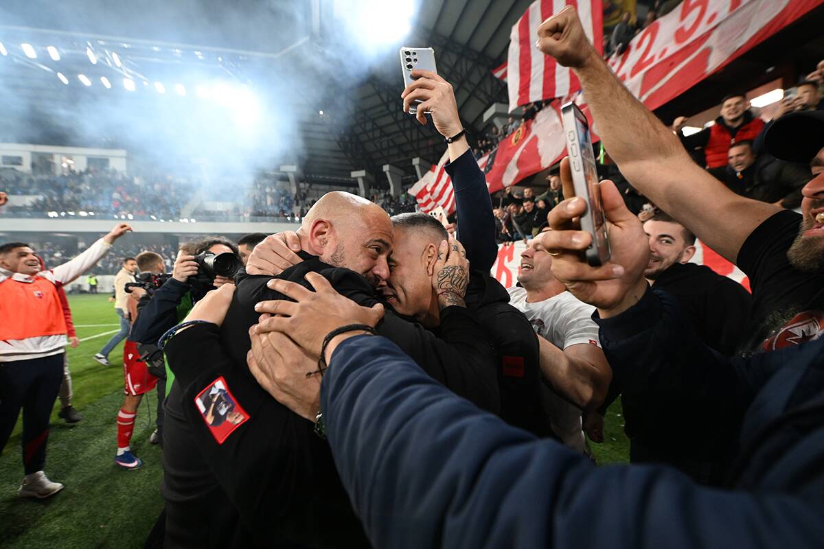 Dejan Stankovic slavi (1).JPG