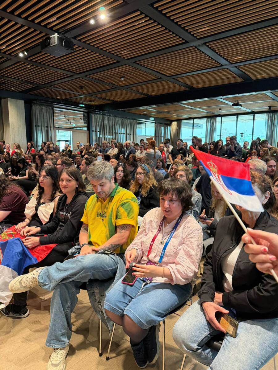 Fanovi se u velikom broju okupili da dočekaju Lavinu (3).jpg