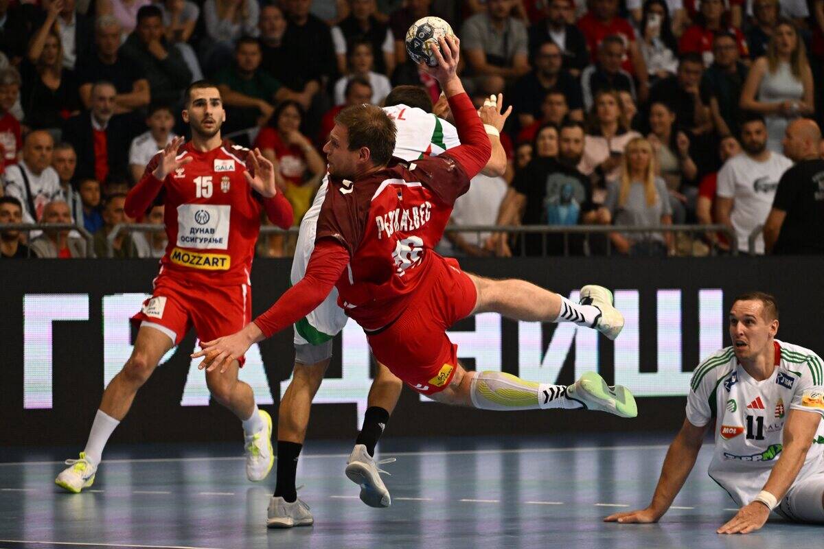 Dragan Pešmalbek šutira na gol na Srbija Mađarska