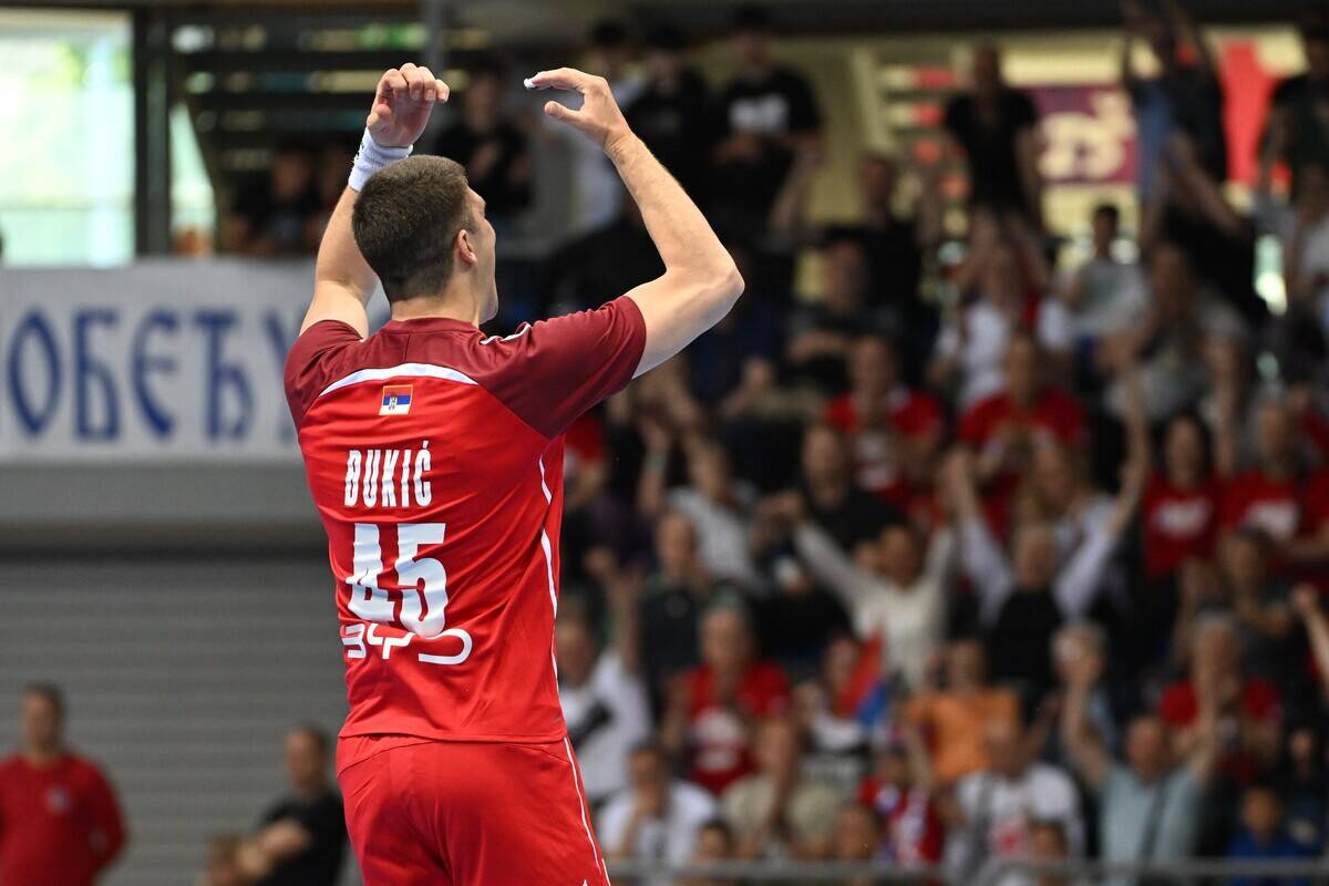 Srpski rukometaš Darko Đukić slavi gol protiv Mađarske u hali Čair