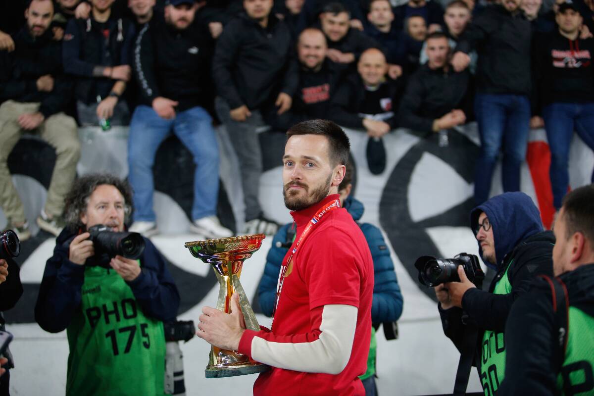 Mirko Ivanić drži pehar Kupa Srbije pred Delijama