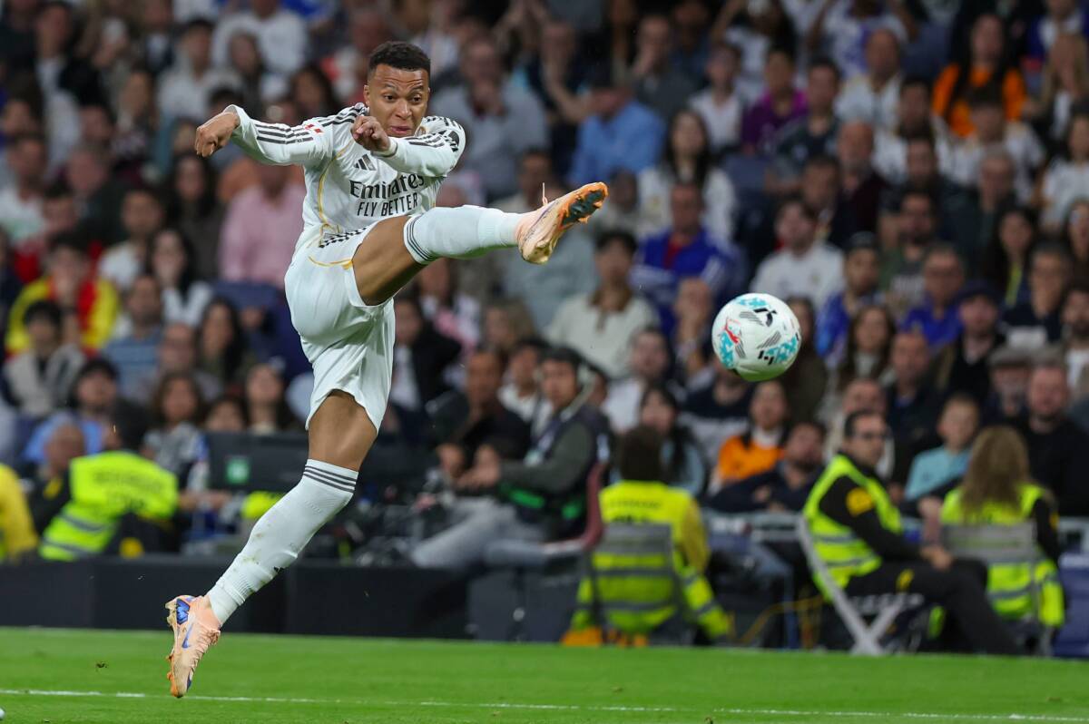 Kilijan Mbape šutira na gol Ovijeda