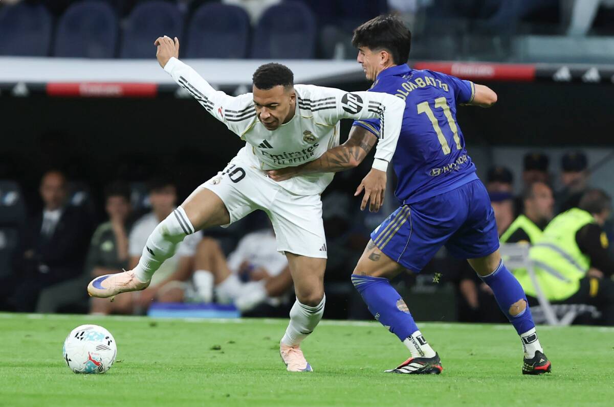 Kilijan Mbape u borbi za loptu na utakmici Real Madrid Ovijedo