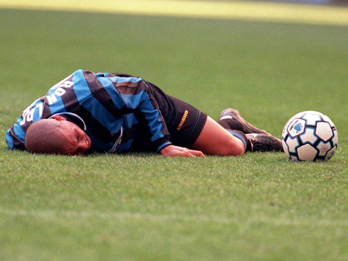 Ronaldo leži povređen na terenu u Interu