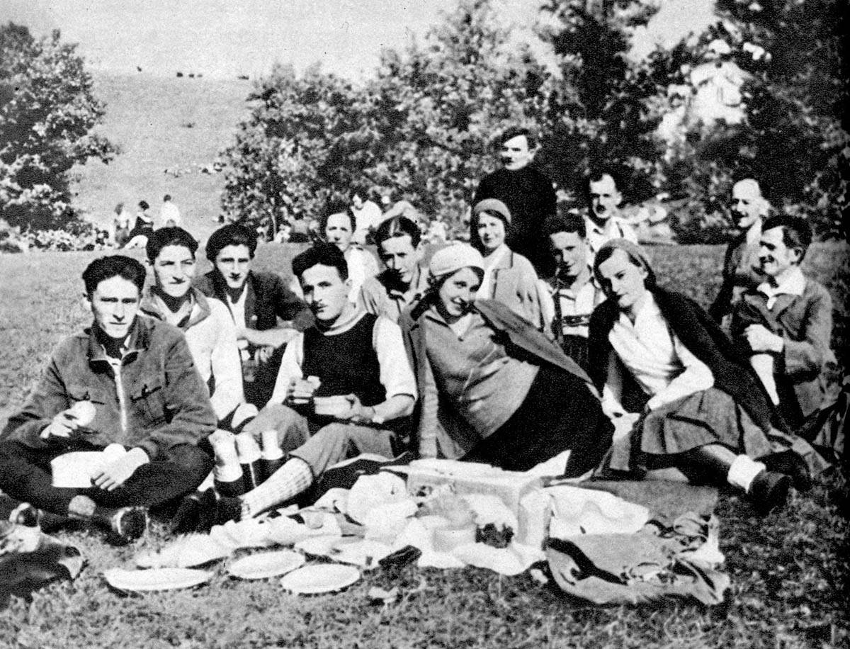 Kosta_Nađ_uoči_odlaska_u_Španiju_sa_prijateljima.jpg