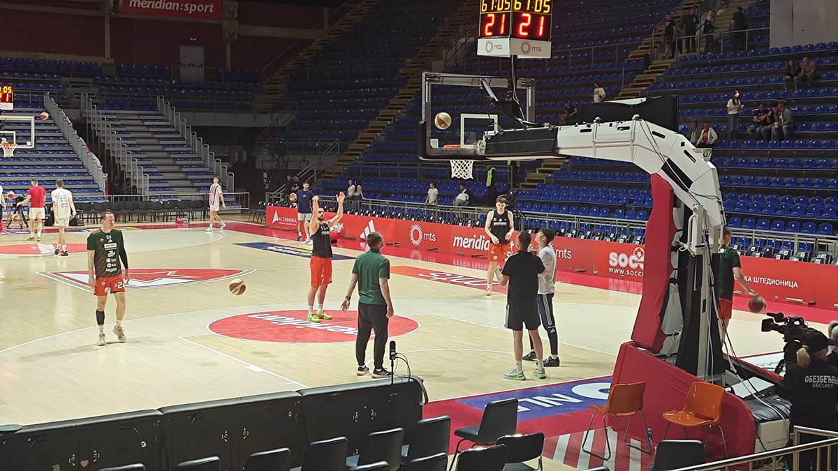 Zagrevanje igrača pred meč Crvena zvezda - Cedevita Olimpija 1.jpg