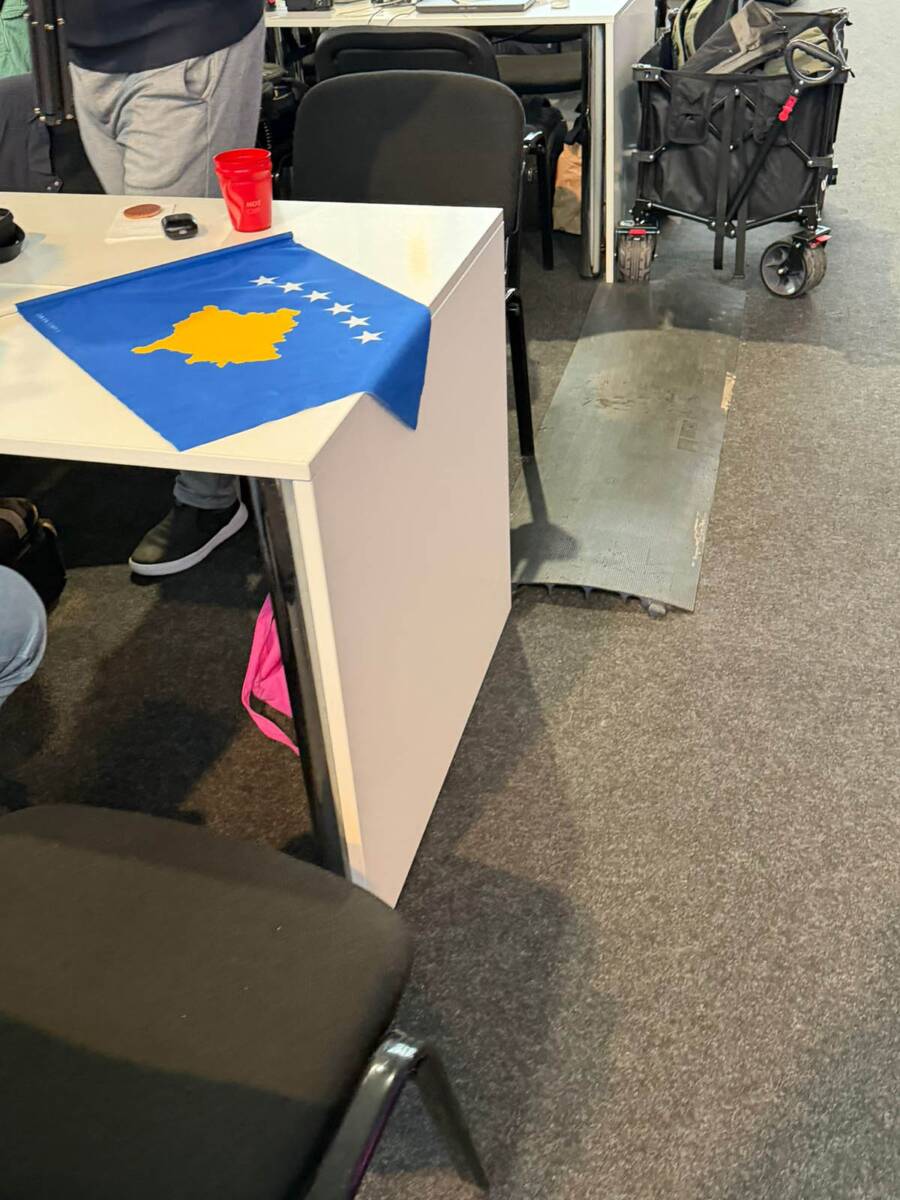 Novinari Albanije poneli zastavu Kosova 3.jpg