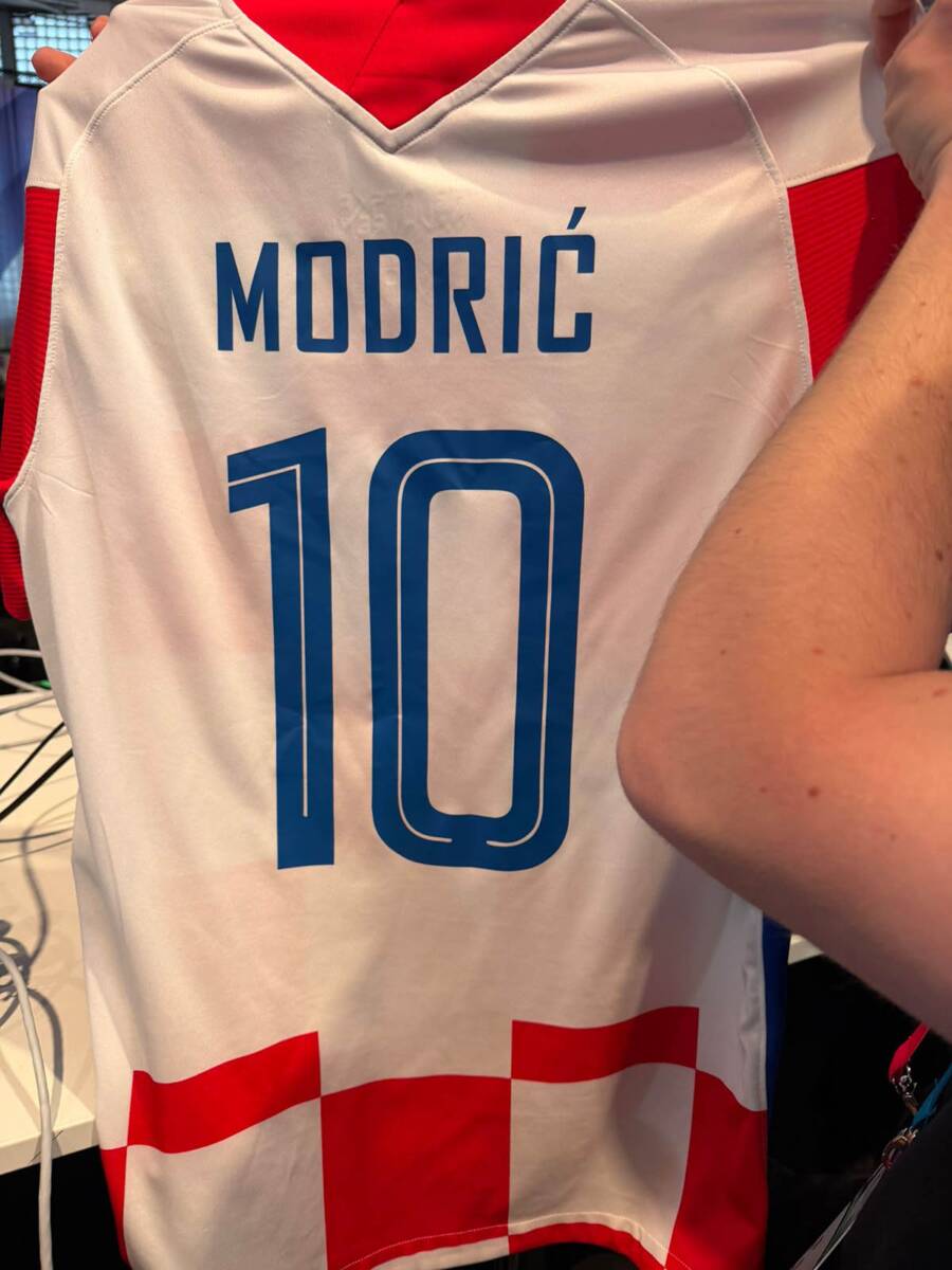 Luka Modrić poslao devojkama dres kao taliju za pobedu na Evroviziji (2).jpg