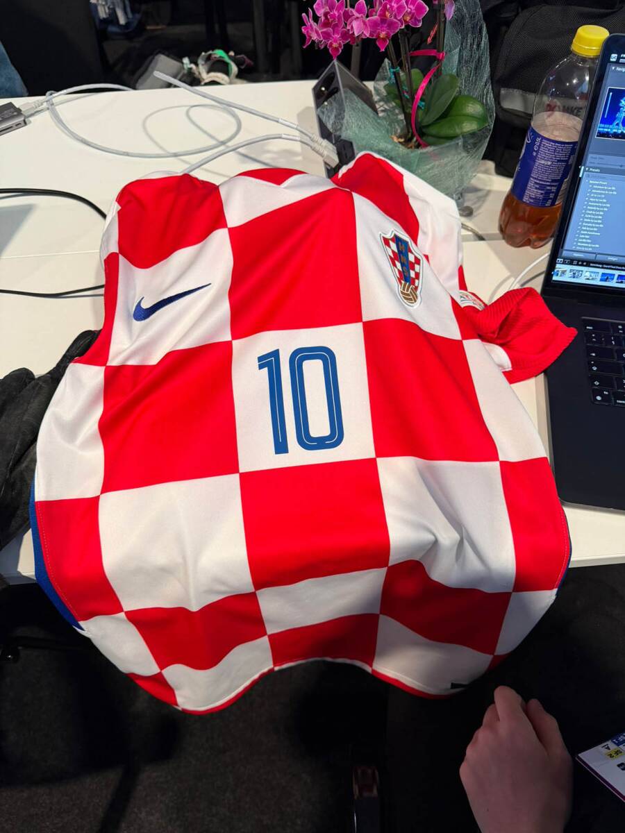 Luka Modrić poslao devojkama dres kao taliju za pobedu na Evroviziji (4).jpg
