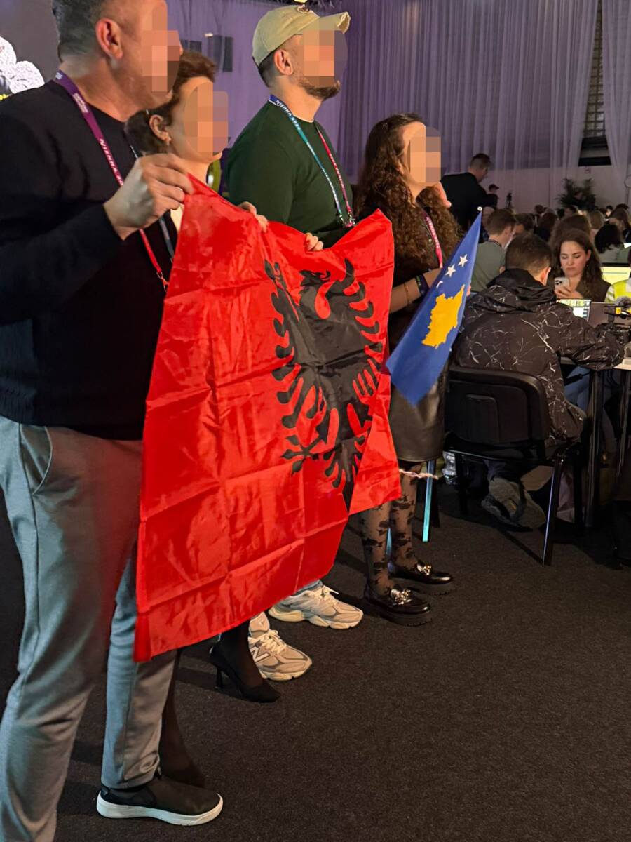 Skandal! Albanski novinari mašu zastavom Albanije i tzv samoprozvane drzave Kosovo (3).jpg