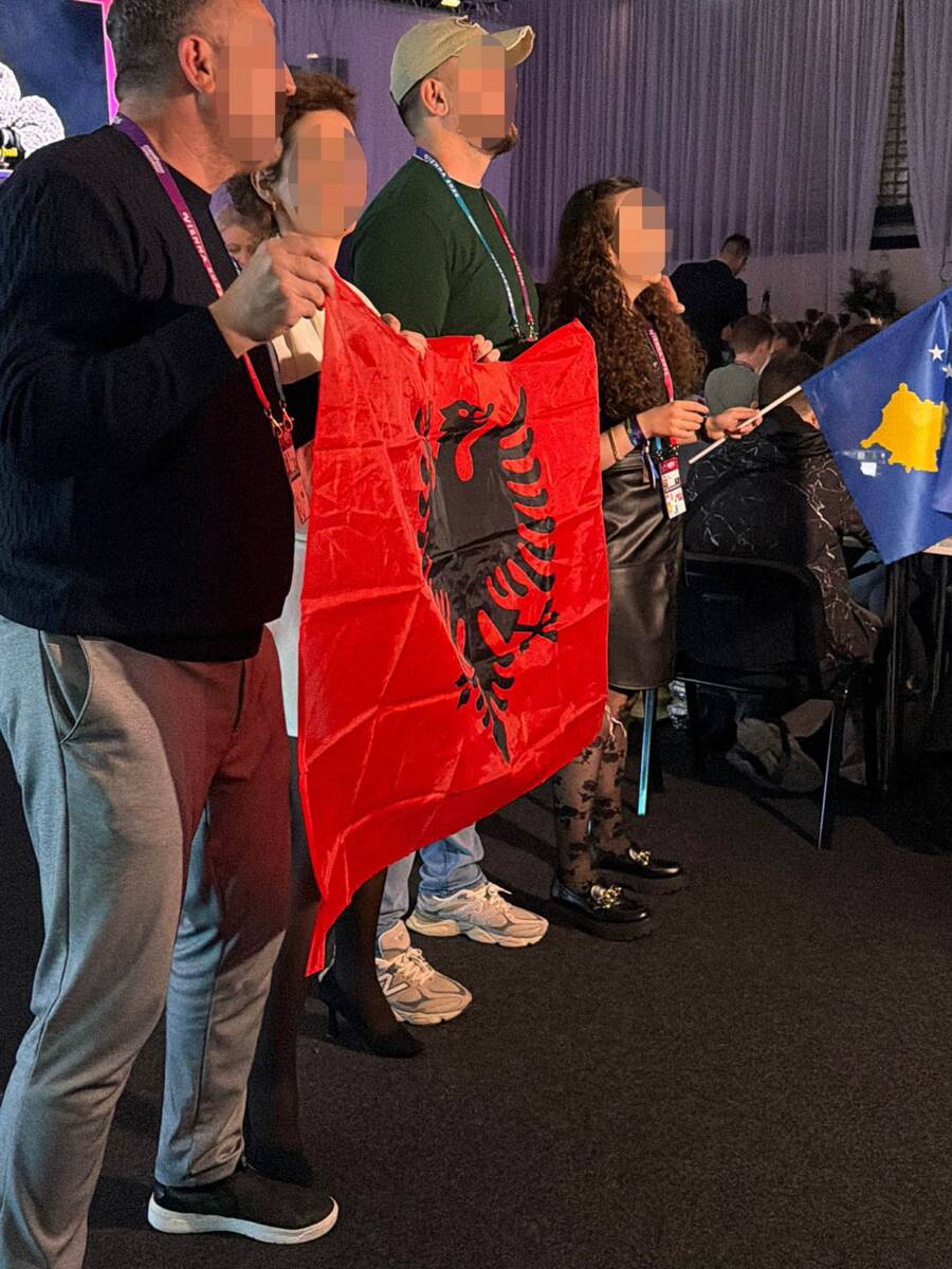 Skandal! Albanski novinari mašu zastavom Albanije i tzv samoprozvane drzave Kosovo (5).jpg