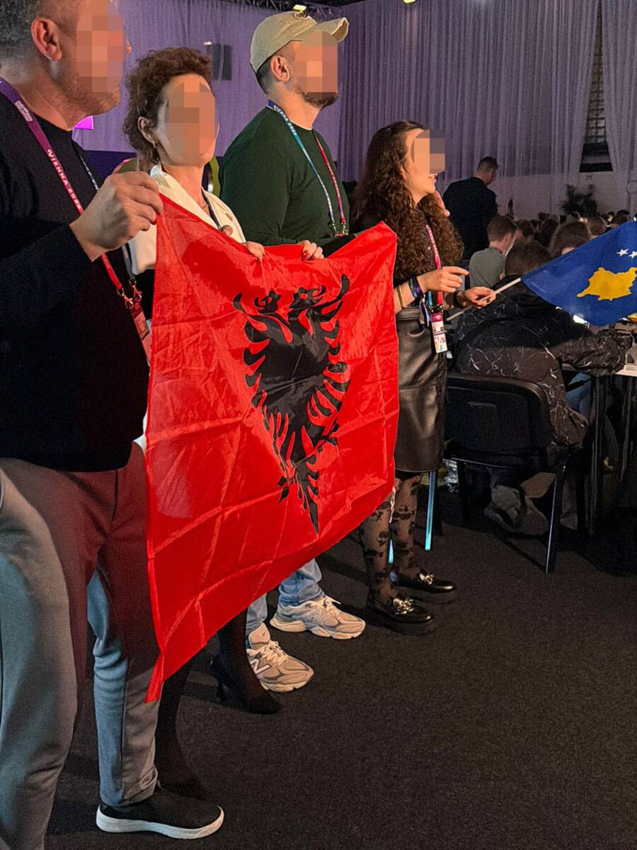 Skandal! Albanski novinari mašu zastavom Albanije i tzv samoprozvane drzave Kosovo (6).jpg