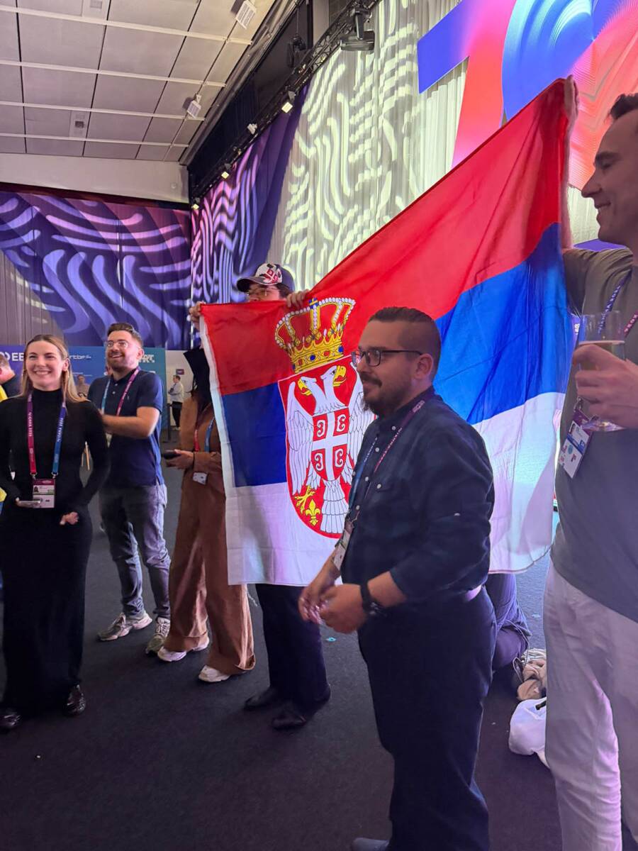 Evo kako se navija za Srbiju Lavina zapalili scenu, fanovi ih bodre svim snagamaEvo kako se navija za Srbiju Lavina zapalili scenu, fanovi ih bodre svim snagama (2).jpg