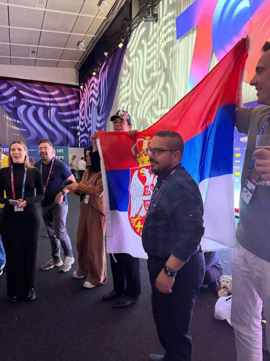Evo kako se navija za Srbiju Lavina zapalili scenu, fanovi ih bodre svim snagamaEvo kako se navija za Srbiju Lavina zapalili scenu, fanovi ih bodre svim snagama (3).jpg