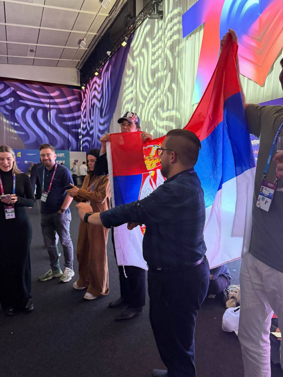 Evo kako se navija za Srbiju Lavina zapalili scenu, fanovi ih bodre svim snagamaEvo kako se navija za Srbiju Lavina zapalili scenu, fanovi ih bodre svim snagama (4).jpg