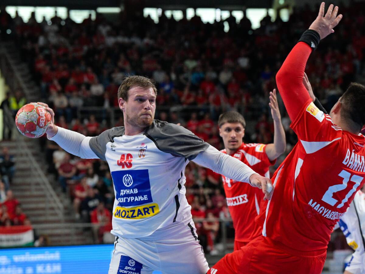 Dragan Pešmalbek šutira na gol Mađarske