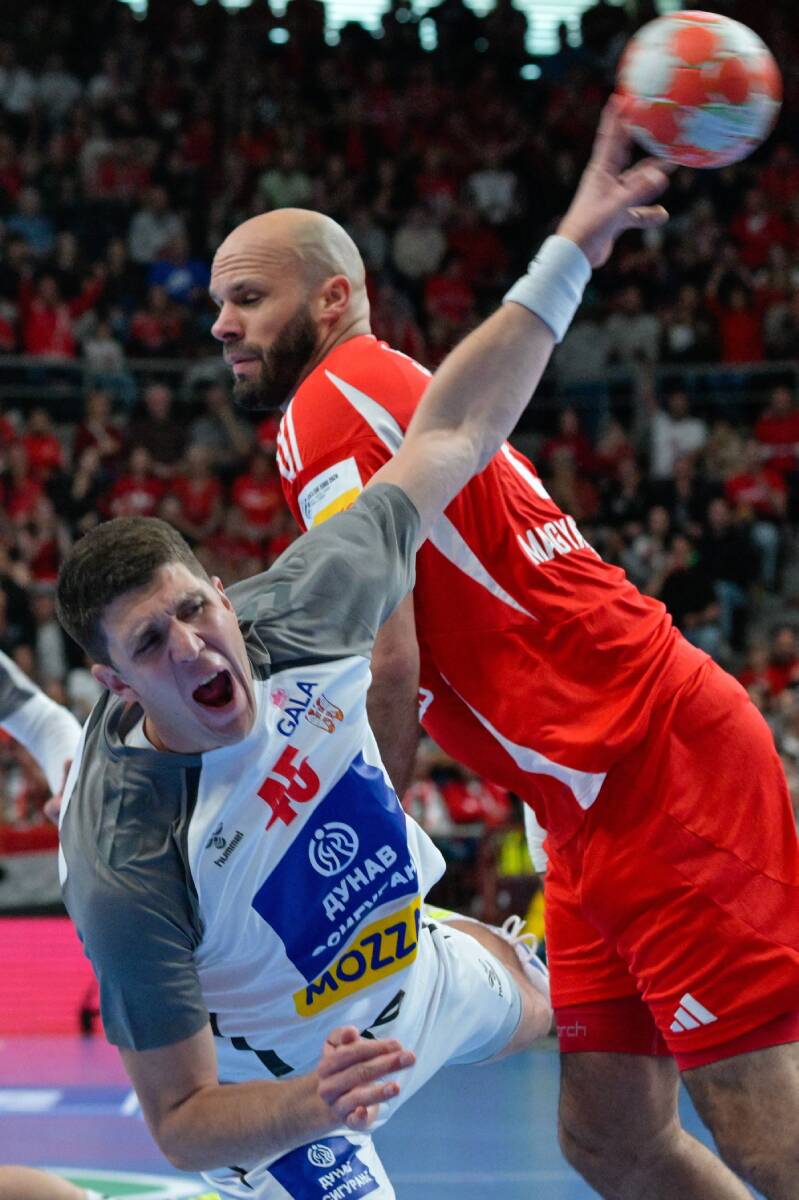 Darko Đukić i Adrijan Šipoš u duelu na Srbija Mađarska u rukometu.jpg