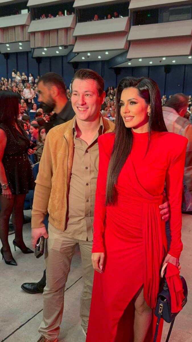 Tanja Savić sa partnerom u prvom redu (2).jpg