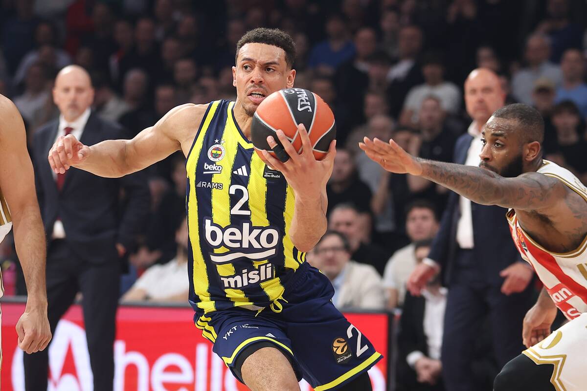 Vejd Boldvin na meču Fenerbahčea i Crvene zvezde, dok ga čuva Kodi Miler-Mekintajer