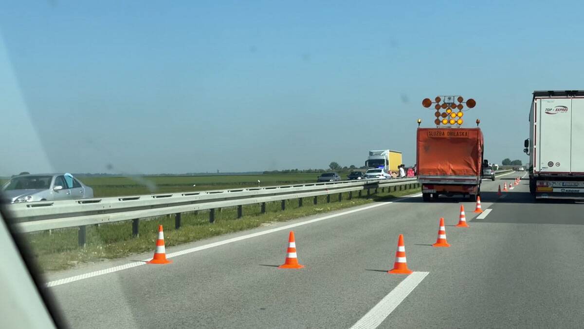 Kilometarska kolona na auto-putu (2).jpg