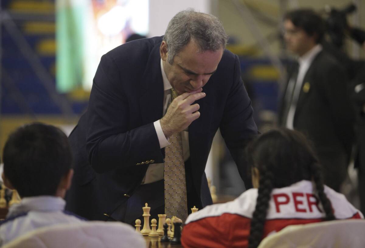 Gari Kasparov igra šah protiv izazivača