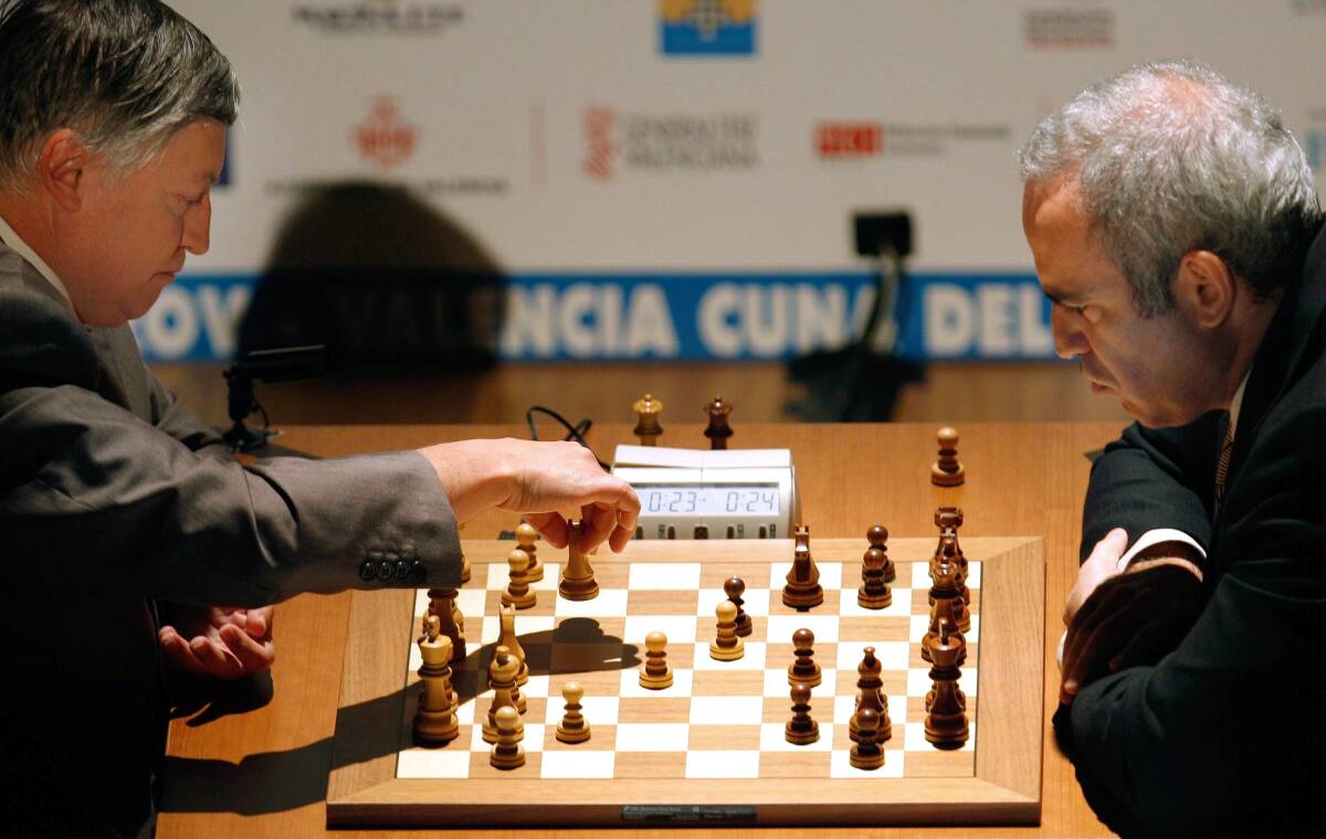 Anatolij Karpov i Gari Kasparov igraju šah