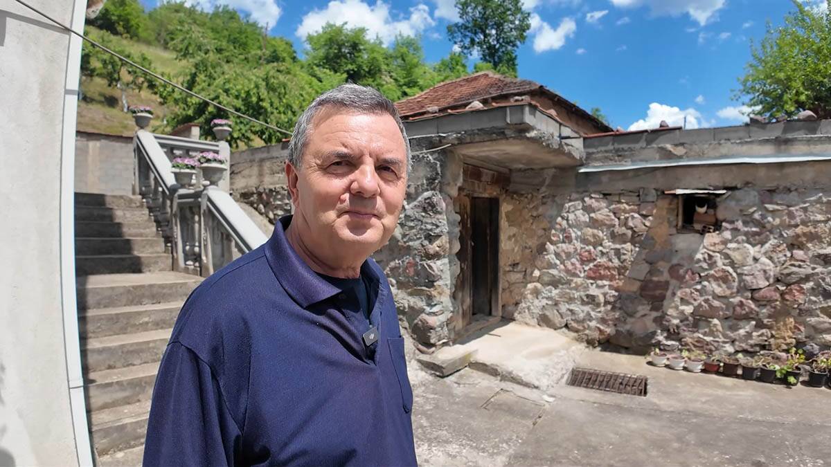 Dok je pekao rakiju Slobodanu opasni gmizavac došao iznad glave (5).jpg