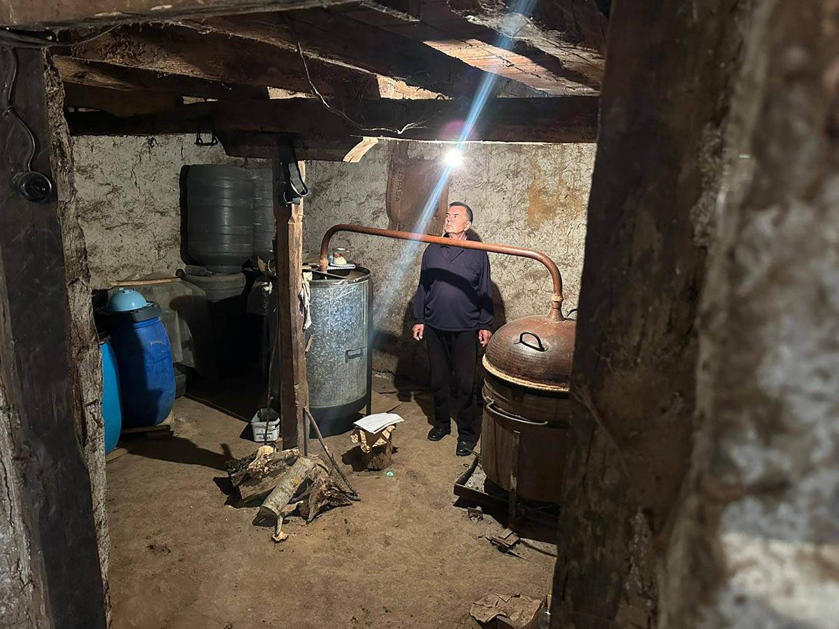 Dok je pekao rakiju Slobodanu opasni gmizavac došao iznad glave (2).jpg