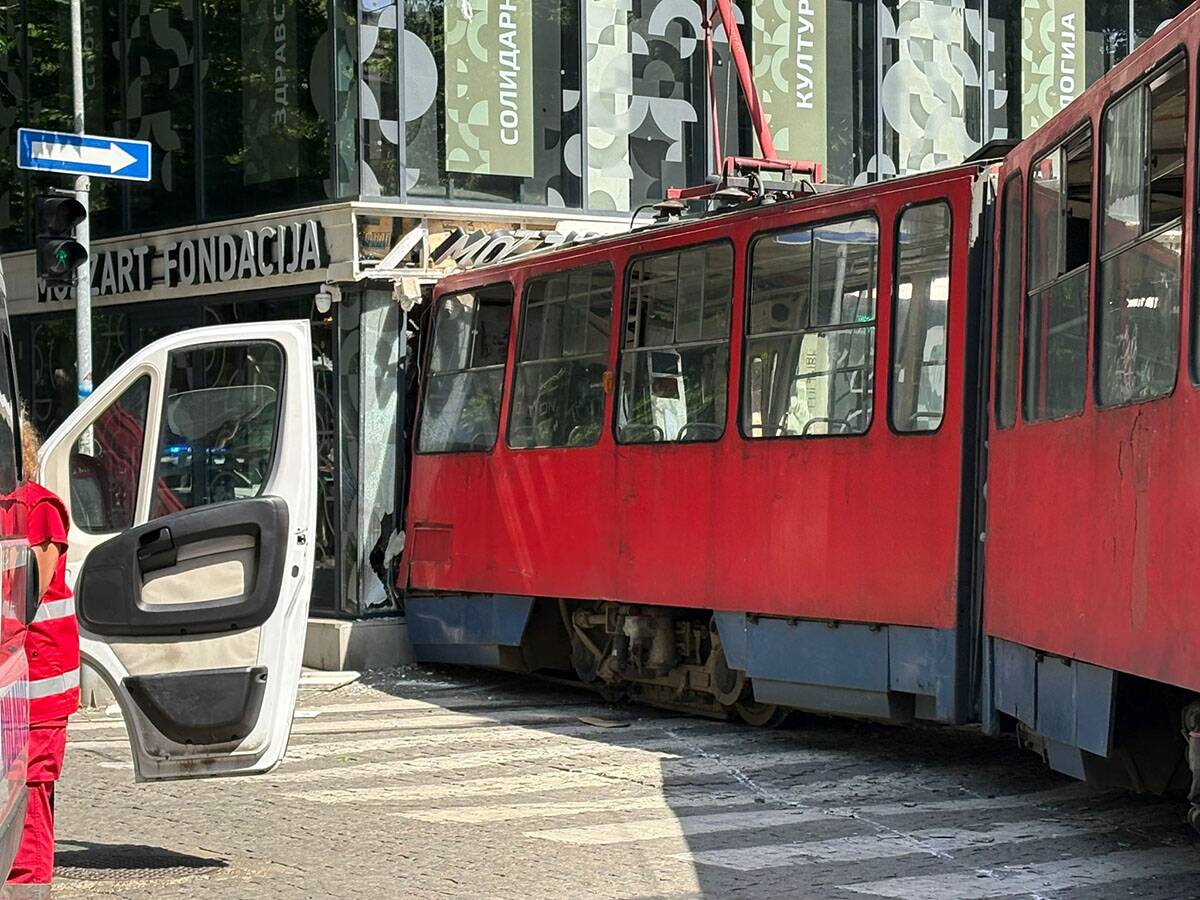 Tramvaj ispao iz šina ulica Cara Dušana  (2).jpg
