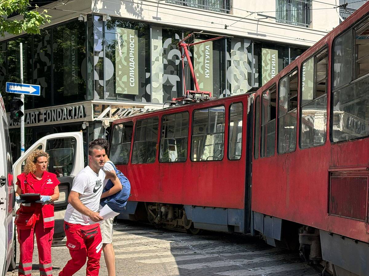 Tramvaj ispao iz šina ulica Cara Dušana  (4).jpg