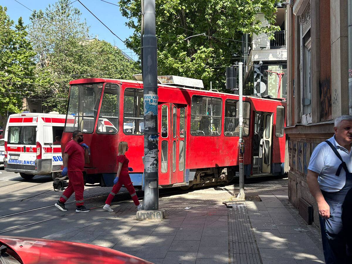 Tramvaj ispao iz šina ulica Cara Dušana  (5).jpg