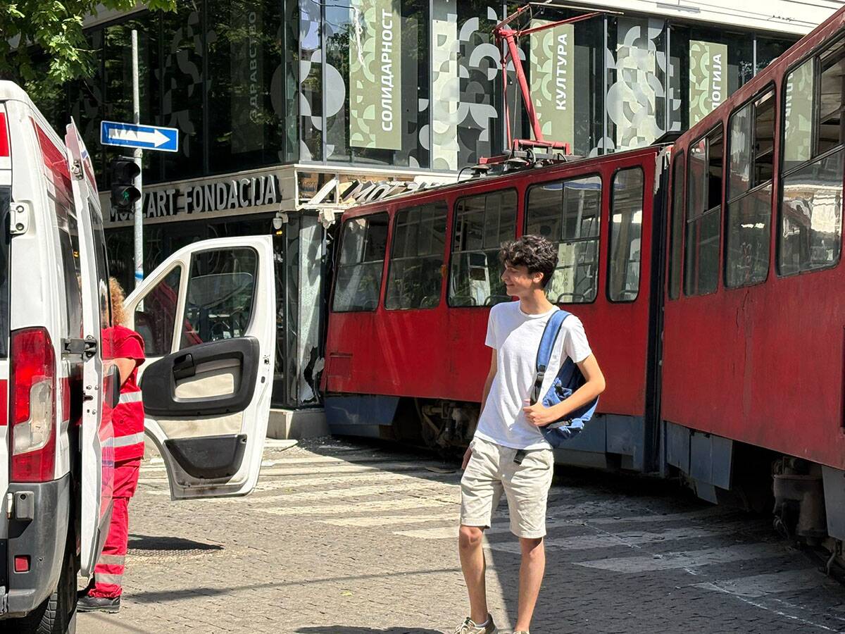 Tramvaj ispao iz šina ulica Cara Dušana  (6).jpg