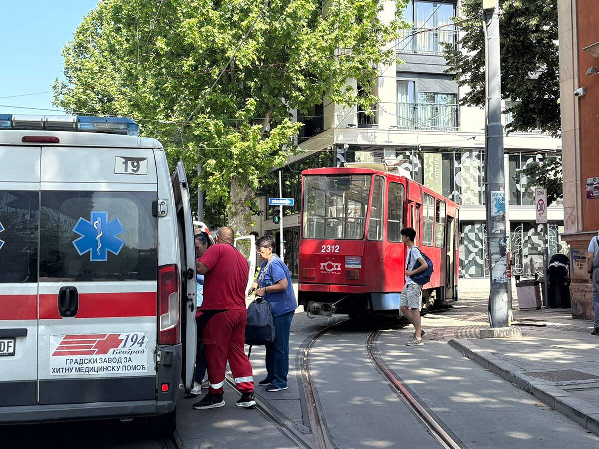 Tramvaj ispao iz šina ulica Cara Dušana  (7).jpg