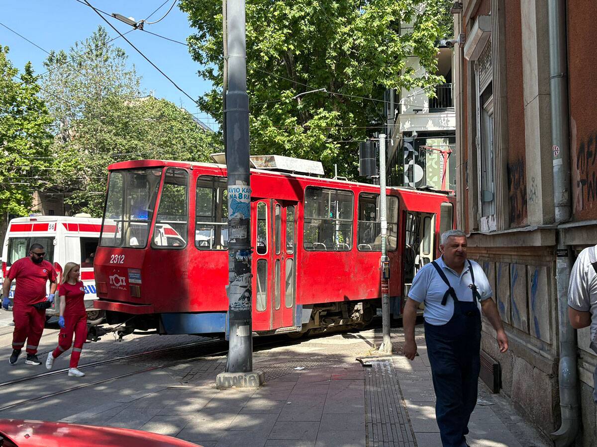 Tramvaj ispao iz šina ulica Cara Dušana  (8).jpg