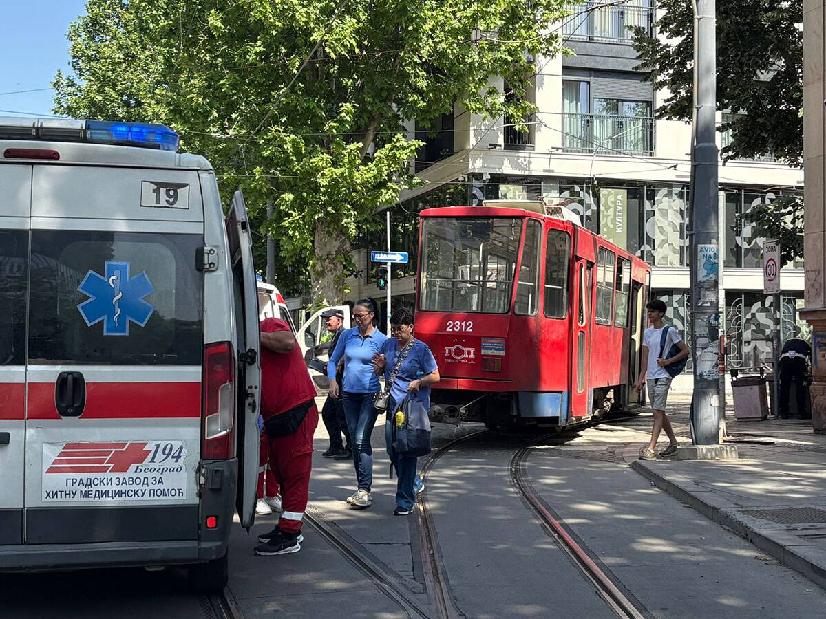 Tramvaj ispao iz šina ulica Cara Dušana  (9).jpg